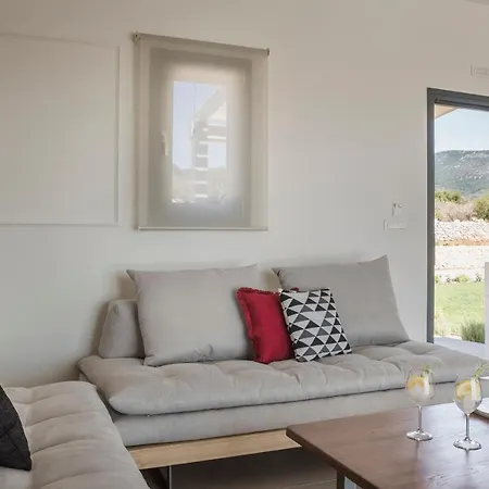 Anel Villa Karavados