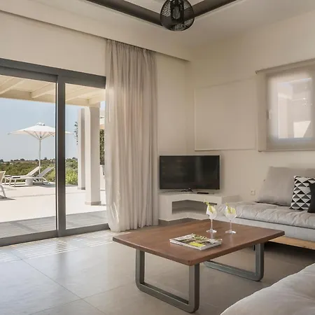 Anel Villa Karavados